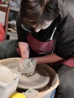 Klei atelier: ​in kleine groep, max 8 personen Je leert ​verschillende kleitechnieken aan en leert ze verder uitbouwen... ontspannen verdwijn je met je handen in de klei en vorm je je eigen creatie... Potjes, schalen, beeldjes, tegels,.... werken met mallen, boetseren of pottendraaien... wat jou het meest aanspreekt. Je bent welkom zowel zonder als met ervaring. Omdat we in kleine groep werken kan ik iedereen voldoende aandacht geven. De laatste les mag jij zelf je eigen werk glazuren.  Zo worden het allemaal unieke stuks met jouw persoonlijke handdruk!