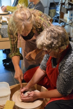 Klei atelier: ​in kleine groep, max 8 personen Je leert ​verschillende kleitechnieken aan en leert ze verder uitbouwen... ontspannen verdwijn je met je handen in de klei en vorm je je eigen creatie... Potjes, schalen, beeldjes, tegels,.... werken met mallen, boetseren of pottendraaien... wat jou het meest aanspreekt. Je bent welkom zowel zonder als met ervaring. Omdat we in kleine groep werken kan ik iedereen voldoende aandacht geven. De laatste les mag jij zelf je eigen werk glazuren.  Zo worden het allemaal unieke stuks met jouw persoonlijke handdruk!