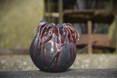 Je draait je eigen werkstukken op de pottenbakkersschijf. Wanneer ze biscuit gebakken zijn maken we er samen een gezellige zondagse raku stook van, met verrassende resultaten!