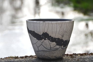 Je draait je eigen werkstukken op de pottenbakkersschijf. Wanneer ze biscuit gebakken zijn maken we er samen een gezellige zondagse raku stook van, met verrassende resultaten!