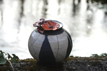 Je draait je eigen werkstukken op de pottenbakkersschijf. Wanneer ze biscuit gebakken zijn maken we er samen een gezellige zondagse raku stook van, met verrassende resultaten!