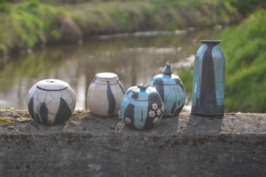 Je draait je eigen werkstukken op de pottenbakkersschijf. Wanneer ze biscuit gebakken zijn maken we er samen een gezellige zondagse raku stook van, met verrassende resultaten!