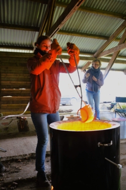 Je draait je eigen werkstukken op de pottenbakkersschijf. Wanneer ze biscuit gebakken zijn maken we er samen een gezellige zondagse raku stook van, met verrassende resultaten!