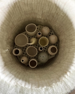 Je draait je eigen werkstukken op de pottenbakkersschijf. Wanneer ze biscuit gebakken zijn maken we er samen een gezellige zondagse raku stook van, met verrassende resultaten!