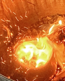 Je draait je eigen werkstukken op de pottenbakkersschijf. Wanneer ze biscuit gebakken zijn maken we er samen een gezellige zondagse raku stook van, met verrassende resultaten!