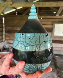 Je draait je eigen werkstukken op de pottenbakkersschijf. Wanneer ze biscuit gebakken zijn maken we er samen een gezellige zondagse raku stook van, met verrassende resultaten!