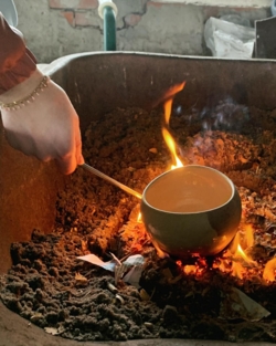 Je draait je eigen werkstukken op de pottenbakkersschijf. Wanneer ze biscuit gebakken zijn maken we er samen een gezellige zondagse raku stook van, met verrassende resultaten!
