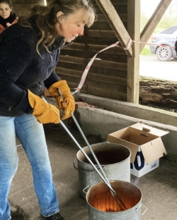 Je draait je eigen werkstukken op de pottenbakkersschijf. Wanneer ze biscuit gebakken zijn maken we er samen een gezellige zondagse raku stook van, met verrassende resultaten!