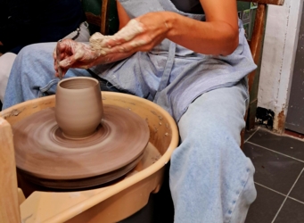 Je draait je eigen werkstukken op de pottenbakkersschijf. Wanneer ze biscuit gebakken zijn maken we er samen een gezellige zondagse raku stook van, met verrassende resultaten!
