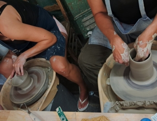 Je draait je eigen werkstukken op de pottenbakkersschijf. Wanneer ze biscuit gebakken zijn maken we er samen een gezellige zondagse raku stook van, met verrassende resultaten!