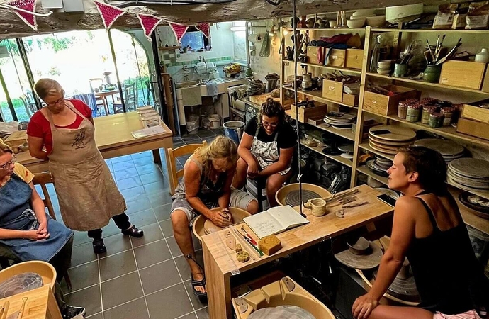 Pottendraaien en kleien op creatief kamp